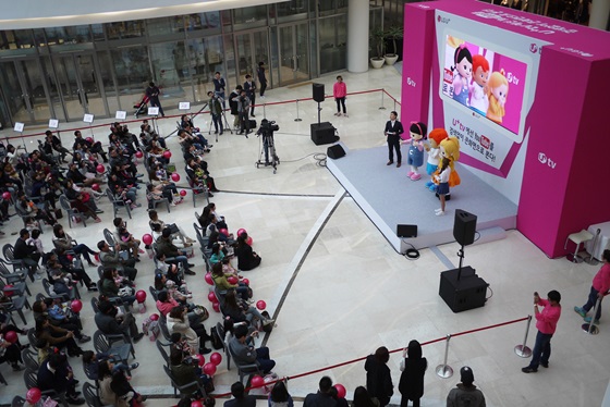 LG유플러스가 29일 서울 영등포 타임스퀘어에서 진행한 씬님, 대도서관, 영국남자의 공개방송 현장 전경.ⓒLG유플러스