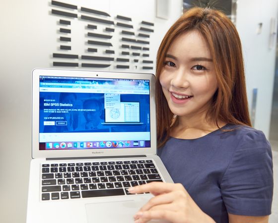 한국IBM 홍보모델이 IBM 원스톱 ‘마켓플레이스’를 홍보하고 있다.ⓒ한국IBM