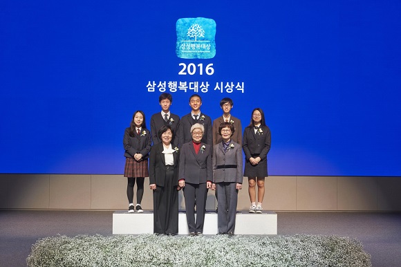 앞줄 왼쪽부터 가족화목상 박영혜 님, 여성창조상 이혜숙 이화여대 명예교수, 여성선도상 한상순 애란원 前 원장, 뒷줄 왼쪽부터 청소년상 형다은, 류승현, 손은석, 박재용, 남영화 학생