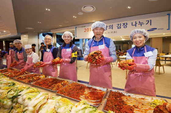 정유성 삼성SDS 대표이사(오른쪽 두번째)가 임직원들과 사랑의 김장 나누기 봉사활동을 하고 있는 모습. ⓒ삼성SDS