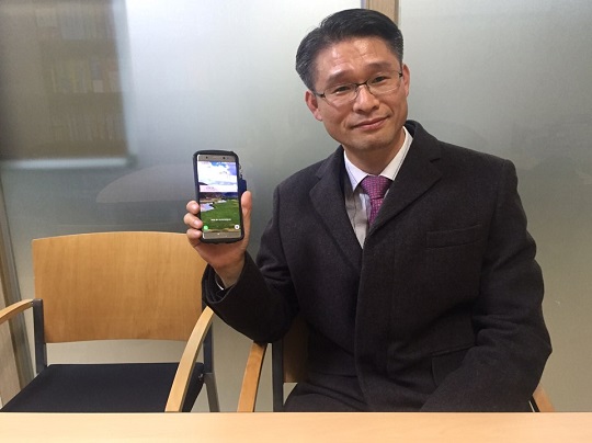 지난 9일 서울시 종로구에 위치한 가을햇살법률사무소에서 만난 고영일 변호사가 자신의 휴대폰인 갤럭시노트7을 들고 있다.ⓒEBN