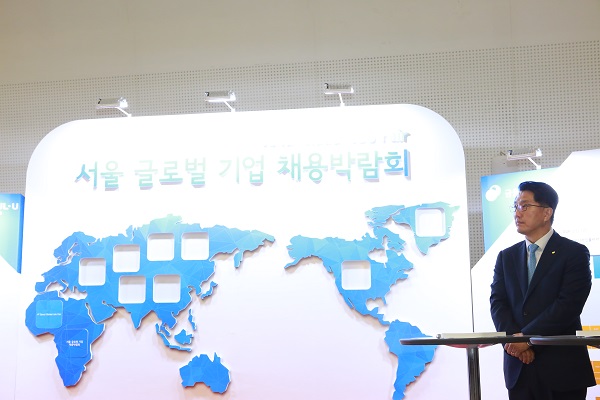 진웅섭 금융감독원 원장이 11일 '2016 서울 글로벌기업 채용박람회'에 참석하고 있다. ⓒ금융감독원