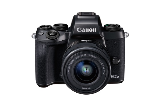 캐논 하이엔드 미러리스 카메라 EOS M5에 EF-M 15-45mm F3.5-6.3 IS STM 렌즈를 마운트한 모습.ⓒ캐논코리아컨슈머이미징