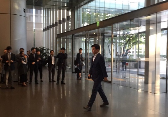 김현석 삼성전자VD사업부 사장이 수요사장단 회의에 참석하기 위해 삼성전자 서초사옥으로 출근하고 있다.ⓒEBN
