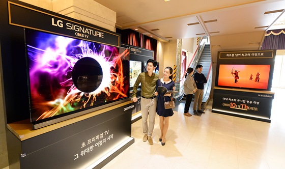 관람객들이 LG SIGNATURE(LG 시그니처) 올레드 TV를 살펴보고 있다.ⓒLG전자