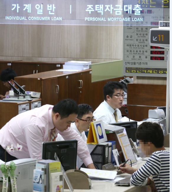 서울의 한 은행에서 고객이 상담을 받고 있다.ⓒ연합뉴스