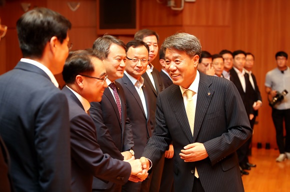 박창민 대우건설 사장이 지난 8월 취임식에서 임원들과 악수를 나누고 있다. ⓒ대우건설