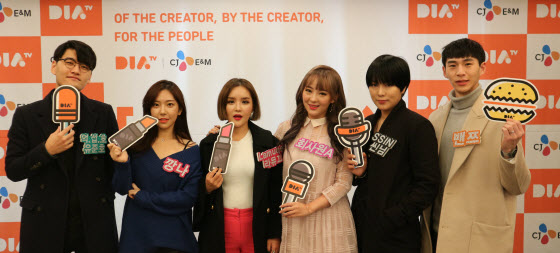 CJ E&M의 1인 크리에이터 전용 TV채널 '다이아 티비' 개국 기자간담회에서 라이브 방송을 진행하는 국내 각 분야 톱 크리에이터들이 기념촬영을 하고 있다. ⓒCJ E&M