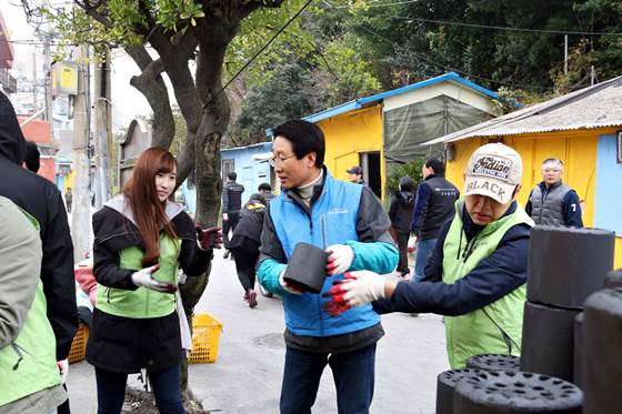 에어부산은 지난 26일 부산시 개금 3동 일대에서 에어부산 한태근 사장(가운데)과 70여 명의 임직원들이 참석한 가운데 연탄 나눔봉사활동을 진행했다.ⓒ에어부산