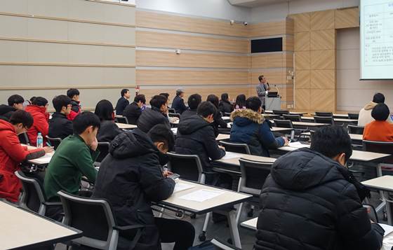 서울대 건축학과 대학생과 대학원생 100여명이 30일 서울 관악구 서울대에서 제11기 한국스틸건축학교 교육을 받고 있다.ⓒ철강협회