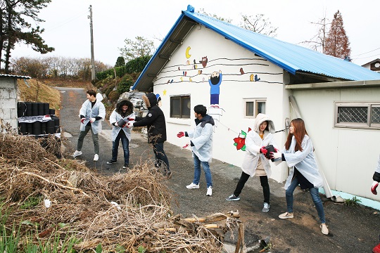삼성디스플레이 임직원들이 지난달 30일 천안시 성환읍에서 겨울나기를 위한 '행복연탄 나눔' 봉사활동을 하고 있다.ⓒ삼성디스플레이