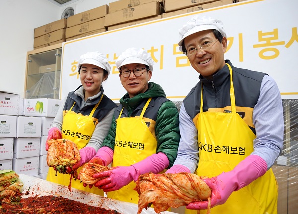 1일 'KB희망나눔 김장 봉사활동'에 참여한 양종희 KB손해보험 대표이사 사장(가운데)과 김응민 KB손보 일반보험본부장(오른쪽)이 직원들과 함께 김장 김치를 담그고 있다. ⓒKB손해보험