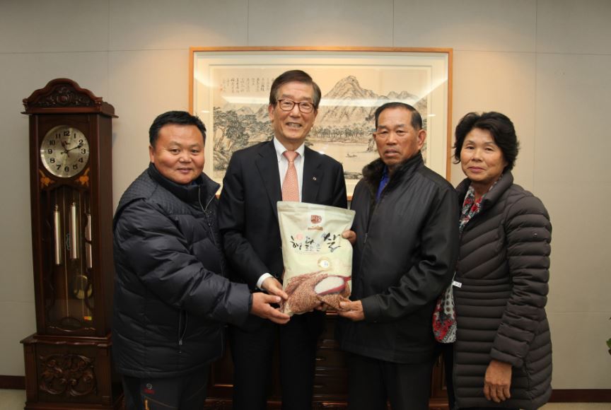 이동걸 산업은행 회장(왼쪽 두번째)이 양지리 어르신과 기념촬영을 하고 있다.ⓒ산업은행