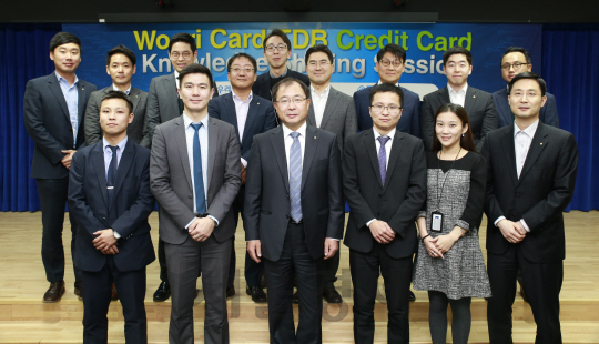 이헌주 우리카드 해외사업 담당 상무(앞줄 왼쪽에서 세 번째)와 몽골 TDB 직원들(앞줄)ⓒ우리카드