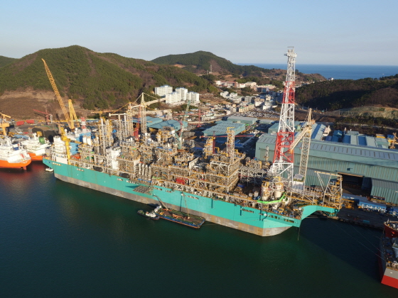 대우조선해양이 세계 최초로 건조한 LNG-FPSO(부유식 액화천연가스 생산·저장·하역 설비)인 ‘PFLNG SATU’호 전경.ⓒ대우조선해양