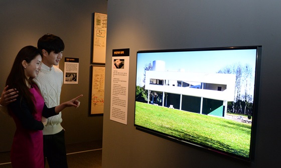 관람객들이 르 코르뷔지에의 건축물 영상을 보고 있다. ⓒLG전자
