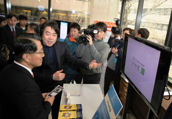 지난 8일 서울 명동 은행연합회에서 진행된 제 14차 핀테크지원센터 데모데이 행사에서 이근영 코코아 대표가 진웅섭 금융감독원장에게 '캐시맵(CASHMAP)'을 설명하고 있다.ⓒ코코아
