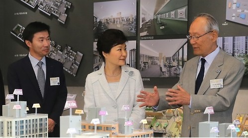 박근혜 대통령이 지난해 'e편한세상 도화' 착공식에 참석한 뒤 이준용 대림산업 명예회장의 안내를 받으며 견본주택을 살펴보고 있다. ⓒ연합뉴스