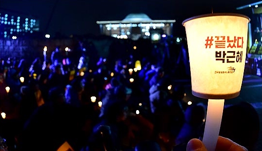 박근혜 대통령 탄핵소추안 국회 본회의 표결을 하루 앞둔 8일 저녁 국회 앞에서 열린 박근혜 대통령 탄핵 촉구 촛불집회에서 참가자들이 탄핵을 촉구하는 촛불을 들고 있다. [사진=데일리안 포토]