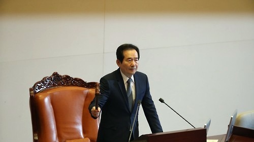 정세균 국회의장이 9일 오후 국회에서 열린 본회의에서 박근혜 대통령 탄핵소추안을 상정하고 있다.ⓒ연합