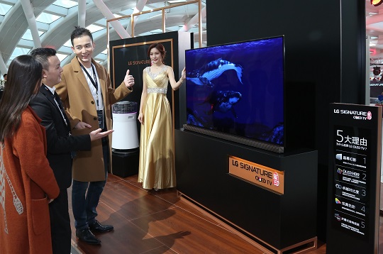 지난 14일 북경 피닉스 국제 미디어센터에서 열린 LG 시그니처 신제품 발표회에서 모델이 LG 시그니처 제품을 소개하고 있다.ⓒLG전자