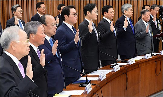지난 6일 국회에서 열린 '박근혜 정부의 최순실 등 민간인에 의한 국정농단 의혹사건 진상규명을 위한 국정조사 청문회'에서 이재용 삼성전자 부회장(가운데) 등 10명의 증인이 선서를 하고 있다. ⓒEBN