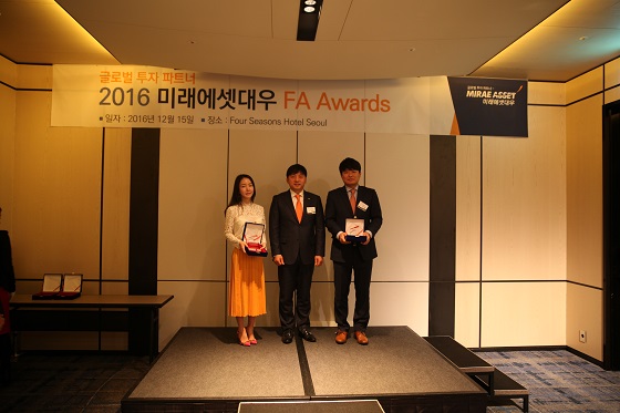 미래에셋대우는 15일 포시즌스호텔에서 2016 우수투자권유대행인 AWARDS를 개최했다. 사진 좌측부터 송정연FA, 유동식 스마트금융본부장, 이훈FA. ⓒ미래에셋대우