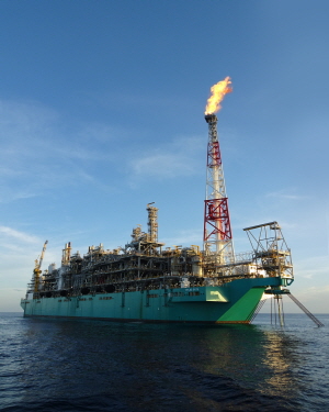 대우조선해양이 세계 최초로 건조한 LNG-FPSO ‘PFLNG 사투(PFLNG SATU)’호가 카노윗 해상가스전에서 첫 LNG 생산에 나서고 있는 모습.ⓒ대우조선해양