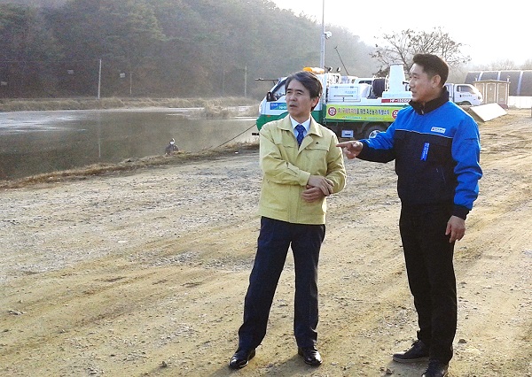 이윤배 NH농협손해보험 대표이사(왼쪽)가 강원도 횡성군을 방문해 반곡리 저수지 일원에서 방역작업을 진행하고 있는 횡성축협방역단 직원과 AI 예방활동을 위한 지원방안에 대해 논의하고 있다. ⓒNH농협손해보험