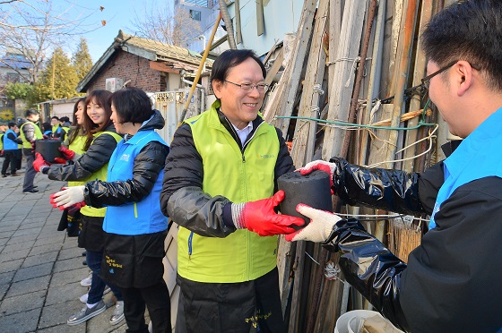 21일 서대문구 연희동에서 김용환 ﻿NH농협금융지주 회장(오른쪽에서 두 번째)과 임직원들이 연탄을 배달하고 있다.ⓒ﻿NH농협금융지주 