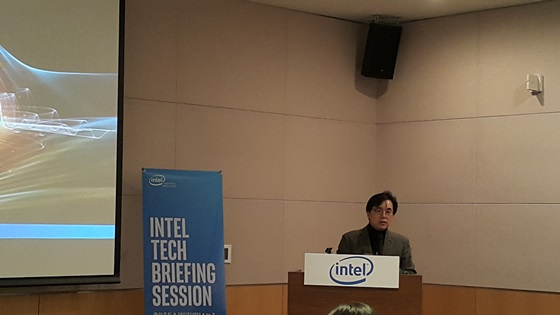 나승주 인텔코리아 데이터센터 영업 총괄이 22일 서울 전경련회관 컨벤션센터에서 '인텔 테크 브리핑 세션' 기자간담회를 열고 발표하고 있다.ⓒEBN