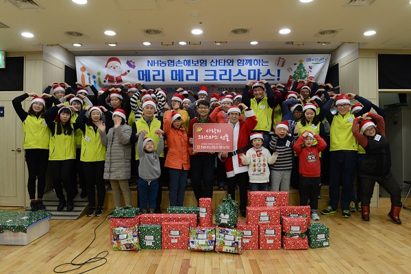 이윤배 NH농협손해보험 대표이사(앞줄 오른쪽 여섯번째)와 헤아림봉사단이 23일 서대문장애인종합복지관에서 장애아동들과 기념촬영을 하고 있다. ⓒNH농협손해보험