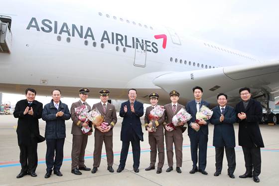 지난 23일 15시, 인천국제공항 주기장에서 진행된 '아시아나항공 A380 6호기 도입행사'에서 김수천 아시아나항공 사장(왼쪽 다섯번째)을 비롯한 임직원들이 기념촬영을 하고 있다.ⓒ아시아나항공