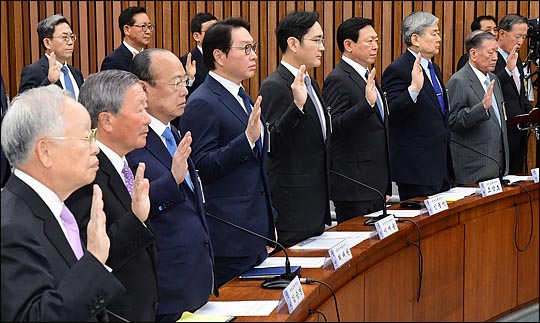 지난 6일 국회에서 열린 '박근혜 정부의 최순실 등 민간인에 의한 국정농단 의혹사건 진상규명을 위한 국정조사 청문회'에서 이재용 삼성 부회장, 정몽구 현대차 회장, 구본무 LG 회장, 최태원 SK 회장, 신동빈 롯데 회장, 김승연 한화 회장, 조양호 한진 회장, 허창수 GS 회장(전경련 회장), 손경식 CJ 회장, 이승철 전경련 부회장 등 10명의 증인이 선서를 하고 있다.ⓒEBN