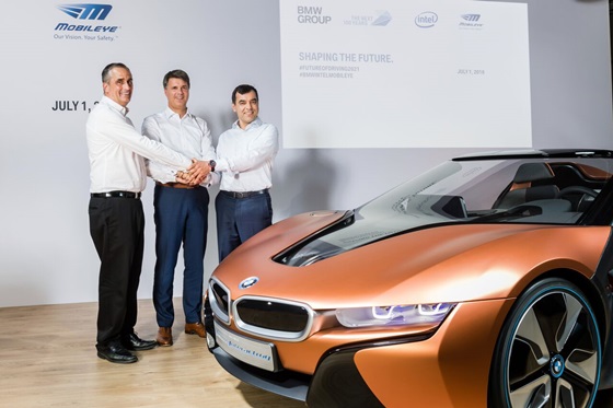 (왼쪽부터)브라이언 크르자니크 인텔 CEO, 헤럴드 크루거 BMW 그룹 회장, 암논 샤슈아 모빌아이 회장 겸 CTO가 독일 뮌헨에 위치한 BMW 그룹의 본사에 모여 자율주행 자동차의 공동 개발을 위한 협력을 맺은 후 기념사진을 촬영하고 있다.ⓒ인텔코리아
