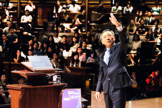 KT 황창규 회장이 미국 보스턴 하버드대 메모리얼홀에서 차세대 산업혁명의 동력이자 생활의 혁신적 변화를 가져올 것으로 예상되는 ‘지능형 네트워크’에 대해 특별강연을 하고 있다. ⓒKT