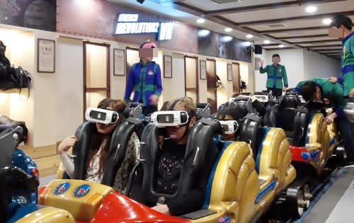'프렌치 레볼루션2 VR'은 HMD를 착용하고 가상현실을 경험하면서 롤러코스트를 탈 수 있다.ⓒEBN