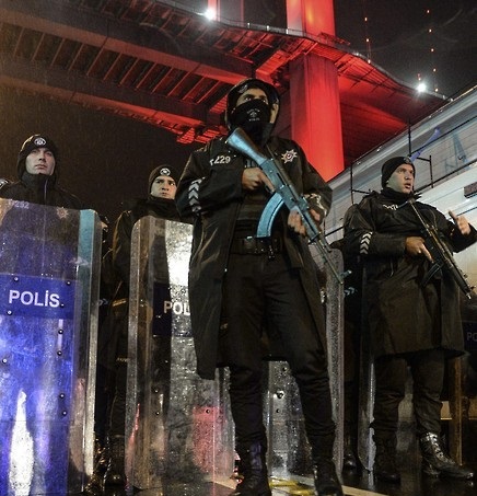 1일(현지시간) 총격 발생 이스탄불 클럽 주변에서 경계 근무를 서고 있는 터키 경찰 ⓒ연합뉴스