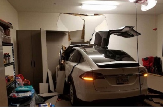 테슬라 모델X가 벽을 뚫고 거실에 박혀 있다. ⓒ손지창 페이스북 캡처