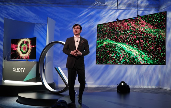 김현석 삼성전자 영상디스플레이사업부장(사장)이 미국 라스베이거스 킵 메모리 얼라이브 센터에서 열린 신제품 공개 행사에서 차세대 TV 'QLED'를 소개하고 있다. ⓒ삼성전자