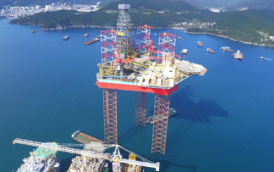 대우조선해양이 건조한 머스크드릴링(Maersk Drilling)의 대형 잭업리그 잭킹시운전(Jacking Test) 모습.ⓒ대우조선해양