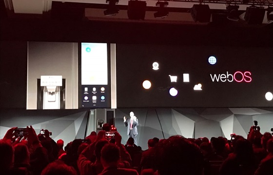 LG전자가 공개한 '웹OS' 스마트 냉장고. ⓒEBN