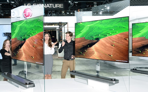 LG전자가 현지시간 5일부터 8일까지 미국 라스베이거스에서 열리는 'CES 2017'에서 'LG SIGNATURE 올레드 TV W'를 공개한다. 이 제품은 패널 두께가 2.57mm에 불과해  마치 그림 한 장만 벽에 걸려 있는 듯한 느낌을 주고, 세계 최초로 TV에 '돌비 애트모스' 기술을 적용해 입체음향을 극대화한다. LG전자 모델들이 'LG SIGNATURE 올레드 TV W'를 살펴보고 있다.