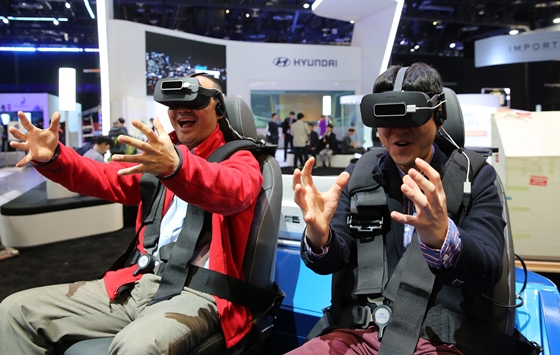 CES 2017에 마련된 현대자동차 전시관에서 관람객이 VR 시뮬레이터를 체험하고 있다.ⓒ현대자동차