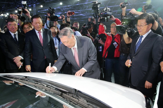 지난해 10월 중국 창저우 공장 준공식에서 정몽구 현대차그룹 회장이 신차에 사인을 하고 있다. ⓒ현대차
