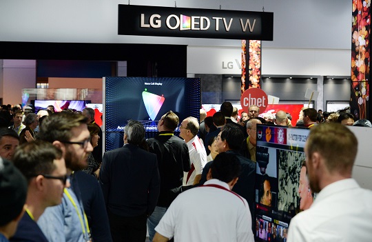 LG전자 부스를 찾은 관람객들이 'LG 시그니처 올레드 TV W'를 살펴보고 있다.ⓒLG전자 