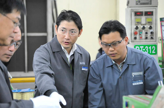 조현준 효성 회장(오른쪽 2번째)이 생산공장을 방문해 직원들과 함께 설비를 둘러보고 있다.[사진=효성]