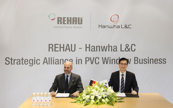 한화L&C 박현신 창호사업부장(오른쪽)과 이닐스 바그너 레하우 아시아 사업총괄대표(왼쪽)이 'PVC창호에 대한 전략적 제휴'를 체결하고 있다.[사진=한화L&C]