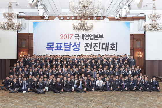 쌍용자동차가 지난 7일 임피리얼 팰리스 서울에서 쌍용자동차 임직원 및 전국 판매 대리점 대표 등 300여명이 참석한 가운데 2017년 국내영업본부 목표달성 전진대회를 실시했다. ⓒ쌍용차