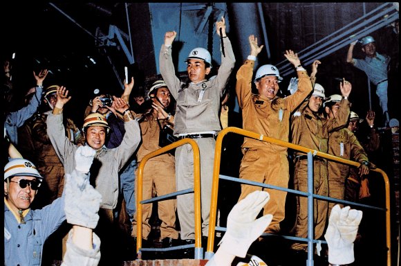 고(故) 박태준 포스코 창업자(가운데)가 1973년 6월 9일 포항1고로에서 첫 쇳물을 출하한 후 직원들과 만세를 부르고 있다.ⓒ포스코